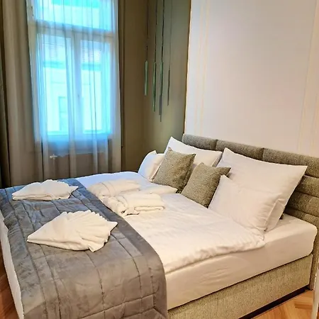 Domus Collis 4* غيور